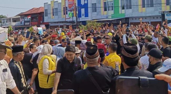 Suasana Saat Kedatangan Pasangan Rohidin-Meriani ke Kantor KPU Provinsi Bengkulu 