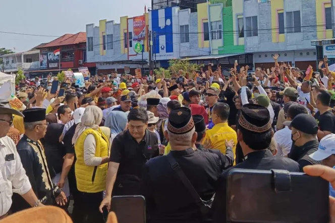 
Suasana Saat Kedatangan Pasangan Rohidin-Meriani ke Kantor KPU Provinsi Bengkulu 