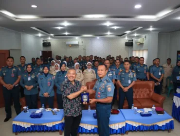 Danlanal Cirebon Bersama Dr. Aqua dan Peserta Sharing Motivasi.