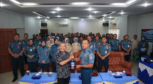 Danlanal Cirebon Bersama Dr. Aqua dan Peserta Sharing Motivasi.