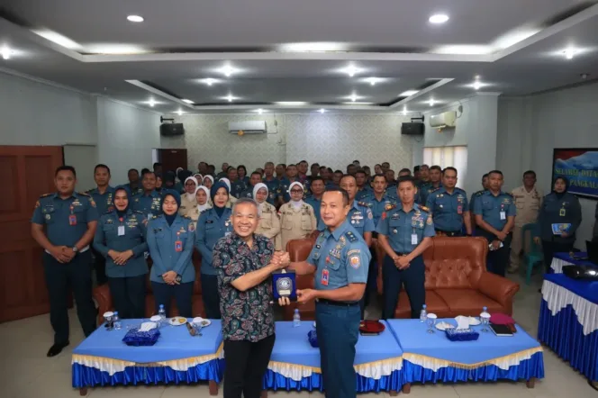 
Danlanal Cirebon Bersama Dr. Aqua dan Peserta Sharing Motivasi.