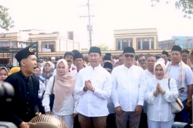 
Pasangan Bakal Calon Walikota dan Wakil Walikota Bengkulu, Benny-Farizal Saat Tiba di Kantor KPU Kota Bengkulu 