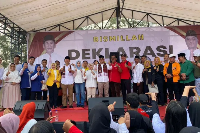 
Deklarasi Pasangan Bakal Calon Walikota dan Wakil Walikota Bengkulu, Benny-Farizal, di Sport Center Pantai Panjang Kota Bengkulu 