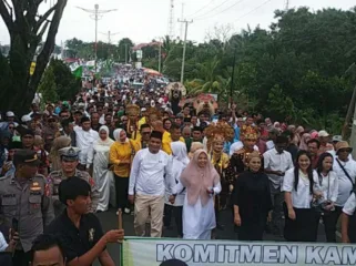 Puluhan Ribu Warga Seluma Penuhi Jalur 2 Kota Tais Antarkan Padangan ERJON ke Kantor KPU