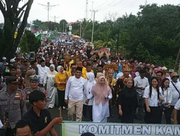 Puluhan Ribu Warga Seluma Penuhi Jalur 2 Kota Tais Antarkan Padangan ERJON ke Kantor KPU