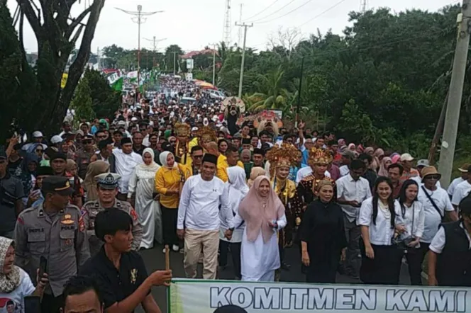 
Puluhan Ribu Warga Seluma Penuhi Jalur 2 Kota Tais Antarkan Padangan ERJON ke Kantor KPU