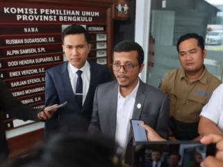 Tim Hukum Romer Saat Diwawancarai di Kantor KPU Provinsi Bengkulu 