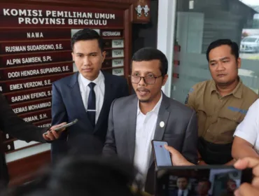 Tim Hukum Romer Saat Diwawancarai di Kantor KPU Provinsi Bengkulu 