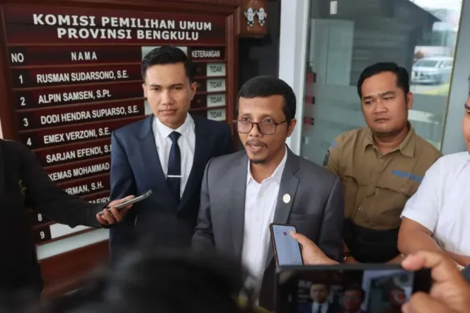 
					Tim Hukum Romer Saat Diwawancarai di Kantor KPU Provinsi Bengkulu 