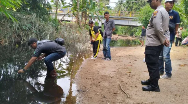 Pengambilan Sample Air Sungai Perumbaian Yang Sempat Dilakukan Pada Bulan Agustus Kemarin 