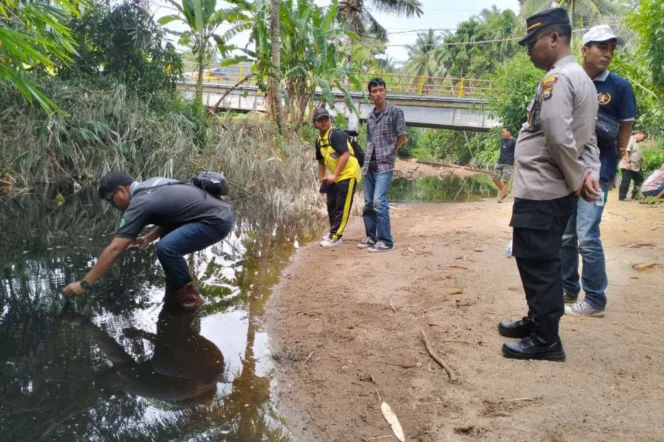 
					Pengambilan Sample Air Sungai Perumbaian Yang Sempat Dilakukan Pada Bulan Agustus Kemarin 