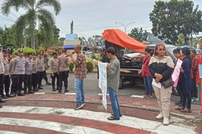 
Aksi Unjuk Rasa di Depan Polda Bengkulu, Selasa (10/9/24)