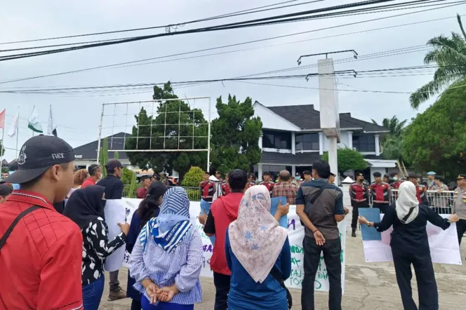 
Aksi Unjuk Rasa di Depan Kantor KPU Provinsi Bengkulu, Selasa (10/9/24)