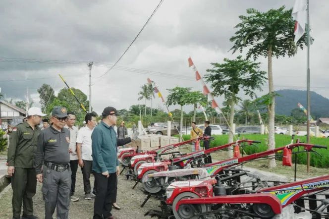 
Tingkatkan Produktivitas Pertanian, Pemprov Bengkulu Salurkan 1.118 Alsintan