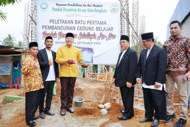 
Pimpin Peletakan Batu Pertama Ponpes An-Nur, Rohidin Optimis Bangun Generasi Berakhlak