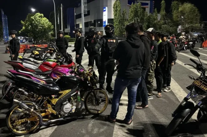 
Tim Patroli dan Pelanggar Knalpot Brong