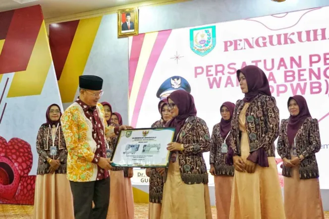 
Dorong Kesejahteraan Penjahit, Gubernur Bengkulu Lantik Pengurus Baru PPWB