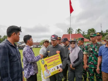 Tingkatkan Hasil Pertanian, Gubernur Rohidin Distribusikan Alsintan untuk Petani Bengkulu