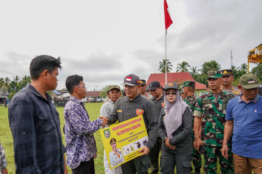 Tingkatkan Hasil Pertanian, Gubernur Rohidin Distribusikan Alsintan untuk Petani Bengkulu