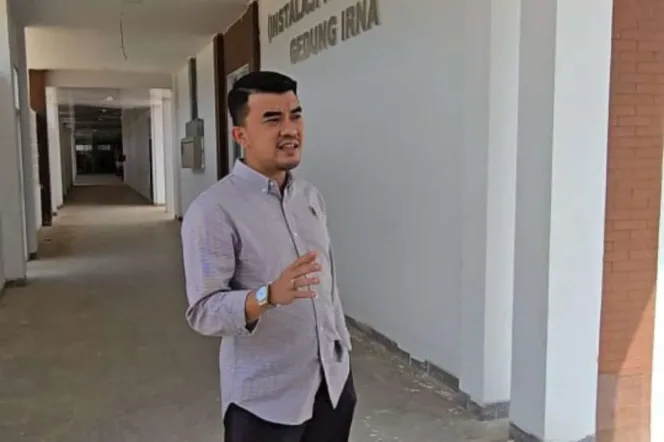 
Anggota DPRD kabupaten Mukomuko, dr Ferdy Jureli Saat Melihat Langsung Kondisi RS Pratama Ipuh