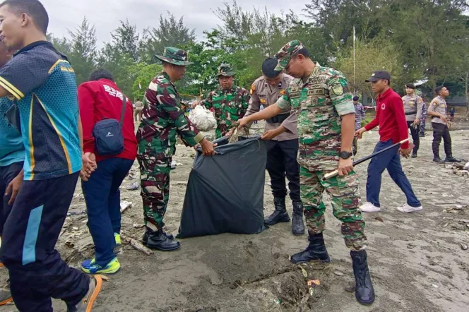 
Dandim 0407/Kota Bengkulu, Widi Rahman, Membaur Bersama Para Peserta Memungut Sampah Yang Bertebaran Disekitar Pantai Zakat Kota Bengkulu 