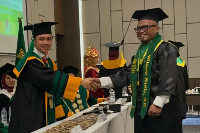 
[Kanan] Ketua SMSI Provinsi Bengkulu, Wibowo Susilo SE, Saat Wisuda di Hotel Mercure, Kamis (26/12/24)