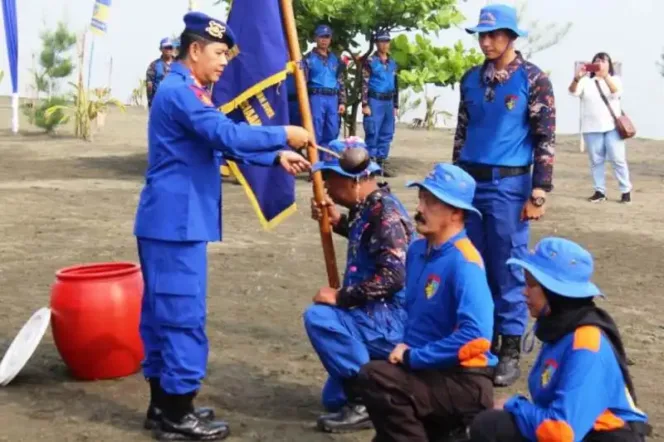 
					Dirpolairud Polda Jateng Kombes Pol Hariyadi didampingi Kepala Kantor SAR Jateng Heru Suhartanto saat Pengukuhan Tim dan Relawan SAR Arnavat di Pantai Tirang, Semarang.