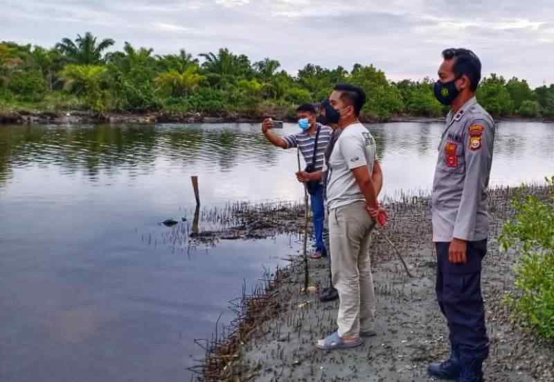 Pihak Kepolisian Evakuasi Mayat Yang Ditemukan Pemancing