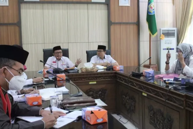 
					Rapat evaluasi HGU dan IUP dipimpin Sekda Provinsi Bengkulu Hamka Sabri yang diikuti Asisten I, BMA Provinsi serta OPD terkait dilingkup Pemprov Bengkulu