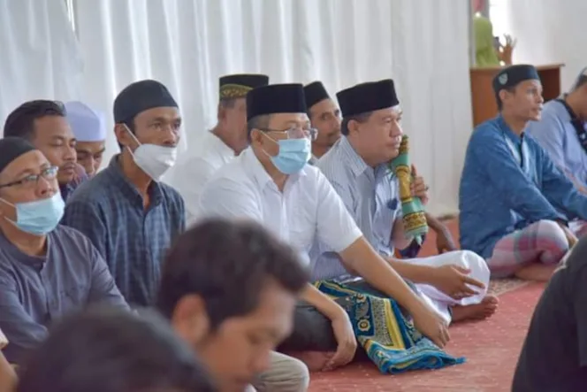 
					Gubernur NTB Zulkieflimansyah menunaikan Sholat Jumat berjamaah di Masjid Terapung Kota Bima