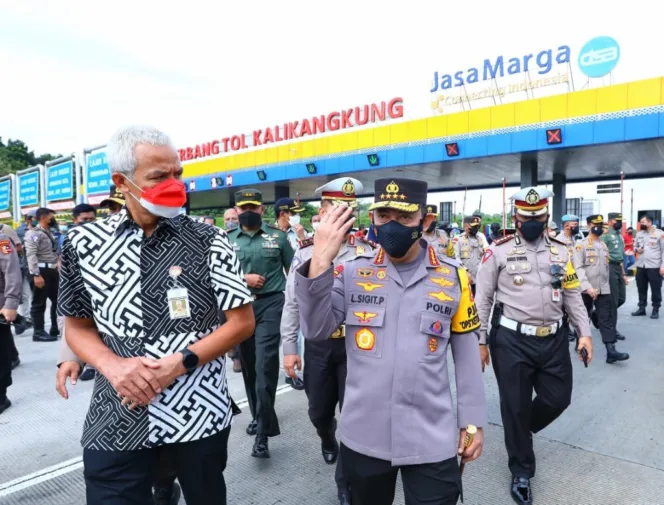 
					Kapolri didampingi Gubernur Jawa Tengah, Pangdam IV/Diponegoro dan Kapolda Jateng saat pengecekan Pos Terpadu GT Kalikangkung