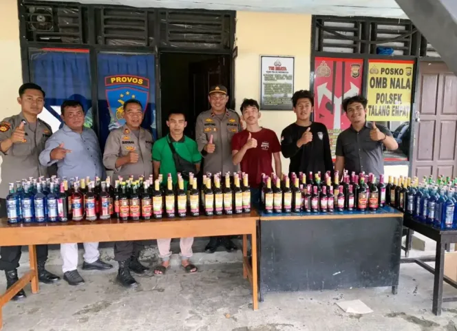 
					Polsek Talang Empat Bengkulu Tengah berhasil mengamankan ratusan botol minuman keras (miras) berbagai jenis.