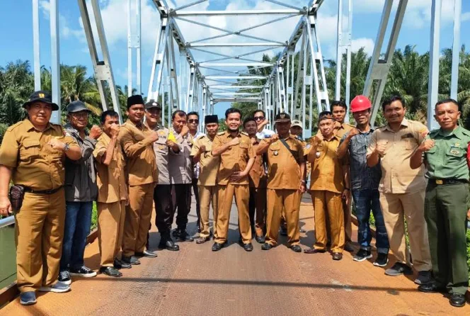 
					Dinas Pekerjaan Umum dan Penataan Ruang (PUPR) Mukomuko melakukan Provisional Hand Over (PHO) Pekerjaan Perbaikan Jembatan Penghubung Desa Lubuk Sanai ke Desa Rawa Bangun