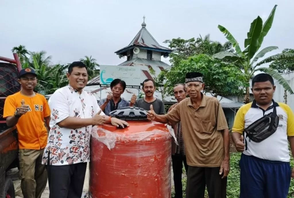 Bentuk Kepedulian, Sujono Beri Bantuan Tandon Air Ke Warga Desa Air Sebakul