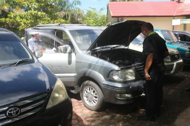 
					Kabag Umum beserta staf dan didampingi oleh Pihak KPKNL Pengecekan kendaraan dinas yang akan dilelang.