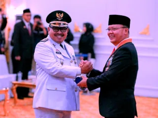 [kiri] Arif Gunadi saat dilantik menjadi Pj Walikota Bengkulu oleh Gubernur Bengkulu Rohidin Mersyah [kanan]