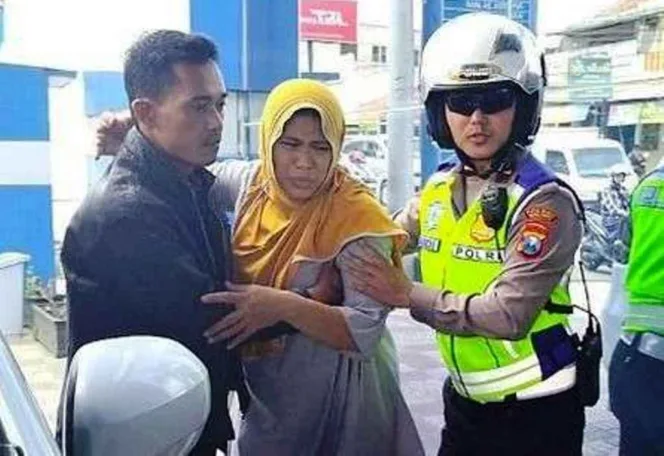 
					Personel Satlantas Polres Malang saat membantu mengevakuasi seorang ibu yang hendak melahirkan 