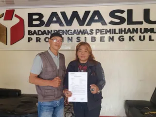 Jevi Sartika SH Didampingi Ketua Divisi Hukum LSM Gemawasbi Bengkulu, Efendi SH, Usai Memasukkan Laporan ke Bawaslu