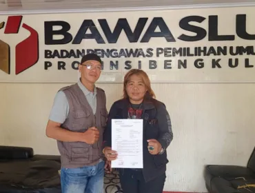 Jevi Sartika SH Didampingi Ketua Divisi Hukum LSM Gemawasbi Bengkulu, Efendi SH, Usai Memasukkan Laporan ke Bawaslu