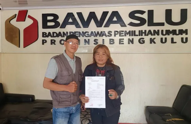 
Jevi Sartika SH Didampingi Ketua Divisi Hukum LSM Gemawasbi Bengkulu, Efendi SH, Usai Memasukkan Laporan ke Bawaslu