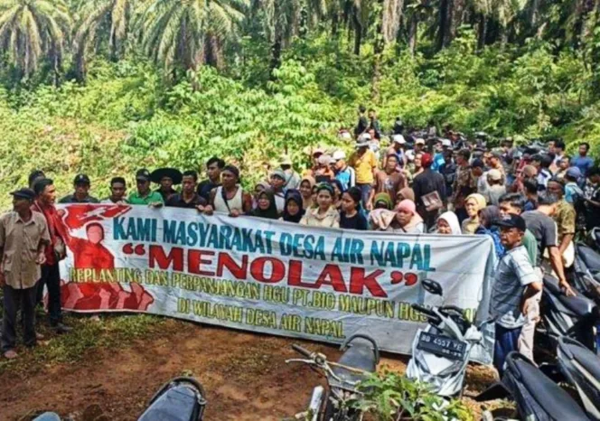 
					Ratusan warga dari tiga desa di Kecamatan Bang Haji Kabupaten Bengkulu Tengah menggelar aksi demonstrasi di lahan HGU PT Bio pada Rabu, (4/1/23).