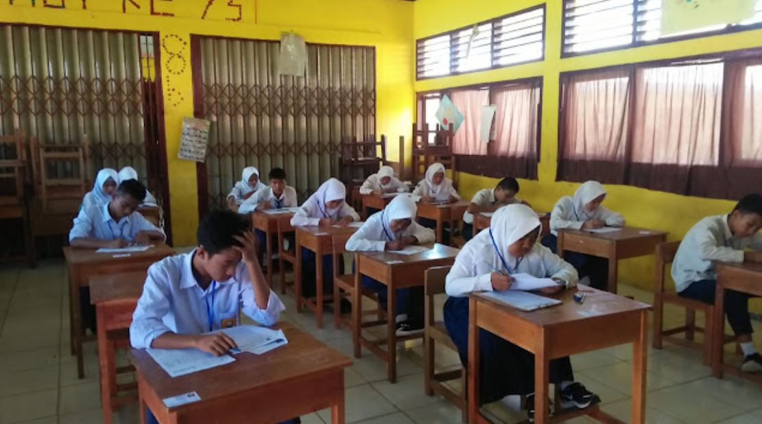 Kegiatan Belajar Siswa-Siswi Di Salahsatu Sekolah Kabupaten Bengkuluâ Tengah