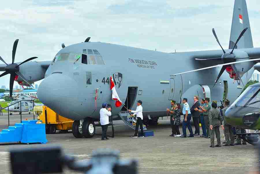 Jokowi Saksikan Penyerahan Pesawat C-130J Super Hercules