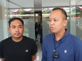 Kepala Pencegahan Malaadministrasi Ombudsman RI Febrityas (kanan) bersama Kasat Reskrim Polres Metro Jakarta Barat AKBP Andri Kurniawan (kiri)