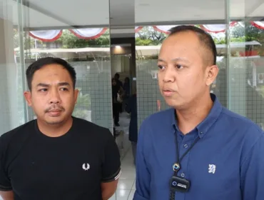 Kepala Pencegahan Malaadministrasi Ombudsman RI Febrityas (kanan) bersama Kasat Reskrim Polres Metro Jakarta Barat AKBP Andri Kurniawan (kiri)