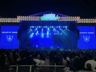 Panggung konser musik musisi ternama Indonesia saat memutar video visual 