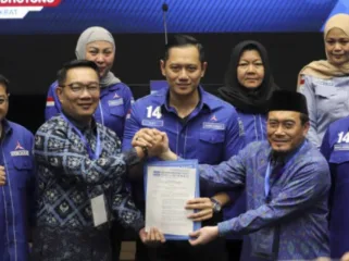 Agus Harimurti Yudhoyono (AHY) saat menyerahkan surat rekomendasi kepada pasangan bakal calon gubernur dan wakil gubernur Jakarta Ridwan Kamil-Suswono di DPP Demokrat, Jakarta Pusat