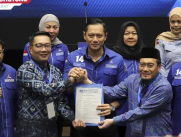 Agus Harimurti Yudhoyono (AHY) saat menyerahkan surat rekomendasi kepada pasangan bakal calon gubernur dan wakil gubernur Jakarta Ridwan Kamil-Suswono di DPP Demokrat, Jakarta Pusat