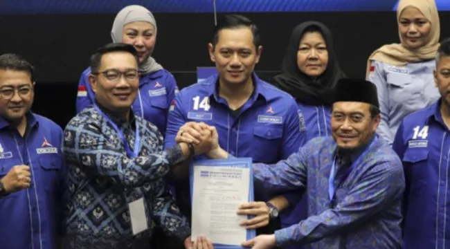 Agus Harimurti Yudhoyono (AHY) saat menyerahkan surat rekomendasi kepada pasangan bakal calon gubernur dan wakil gubernur Jakarta Ridwan Kamil-Suswono di DPP Demokrat, Jakarta Pusat