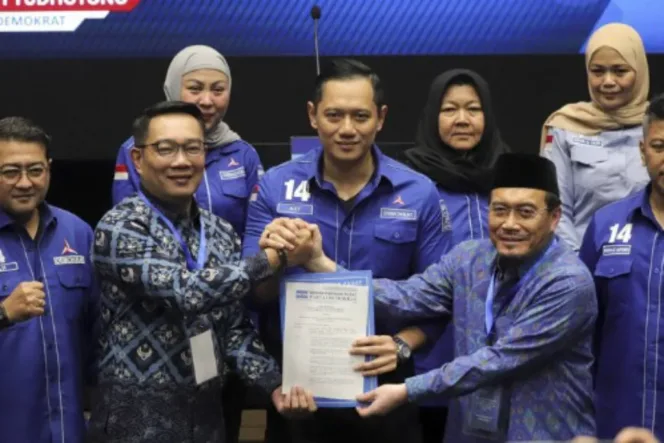 
					Agus Harimurti Yudhoyono (AHY) saat menyerahkan surat rekomendasi kepada pasangan bakal calon gubernur dan wakil gubernur Jakarta Ridwan Kamil-Suswono di DPP Demokrat, Jakarta Pusat